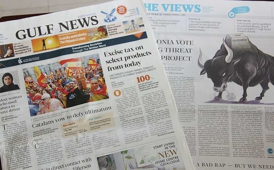 Portada y páginas interiores dedicadas este domingo por Gulf News al referéndum en Cataluña. (EL CORREO)