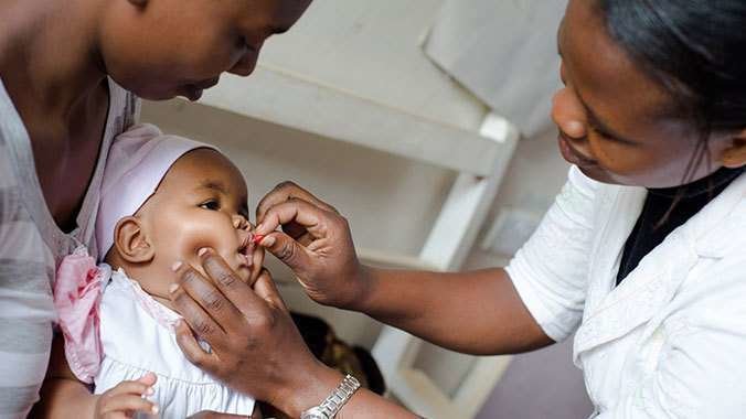 Administración de una vacuna a un bebé. (gatesfoundation.org)