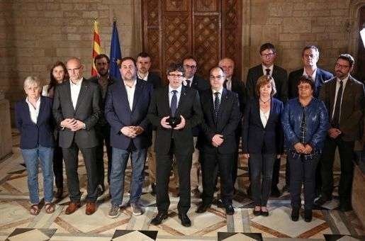 El presidente de Cataluña, Carles Puigdemont, en su comparecencia de este domingo acompañado por el Gobierno catalán.