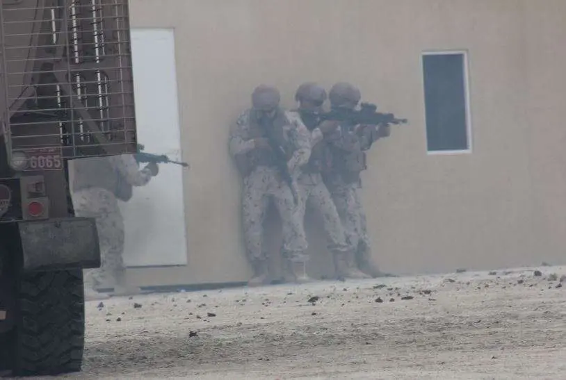 Ejercicio militar 'Union Fortress' de las Fuerzas Armadas de Emiratos Árabes en la Corniche de Abu Dhabi. (EL CORREO) 