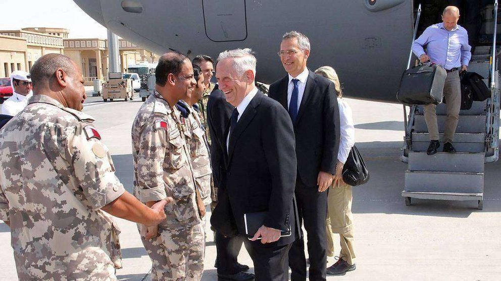 El Secretario de Defensa de los Estados Unidos Jim Mattis y el Secretario General de la OTAN, Jens Stoltenberg, llegan a la base militar de Al Udeid en Qatar el 28 de septiembre de 2017. Thomas Watkins / AFP