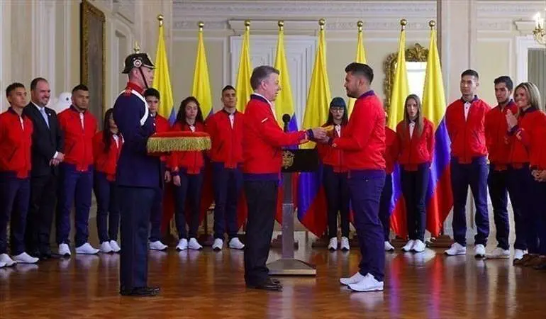 El presidente de Colombia junto a los concursantes que viajarán a Abu Dhabi. (Colprensa)