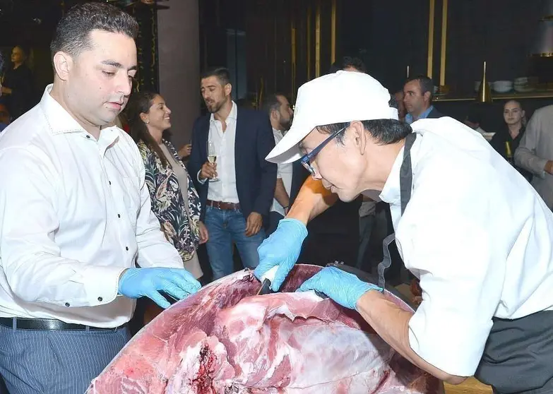 Youssef Meski, manager de ventas de Balfegò, a la izquierda de la imagen, junto al chef japonés encargado de realizar el ronqueo. (Manaf K. Abbas)