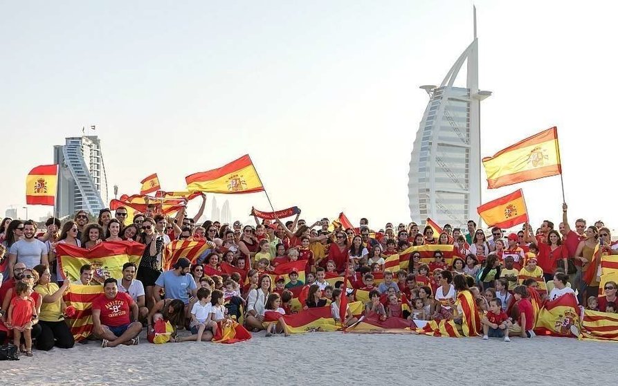 Españoles reunidos en la playa de Umm Suqueim de Dubai para sumarse a la jornada del 8-O. (EL CORREO)