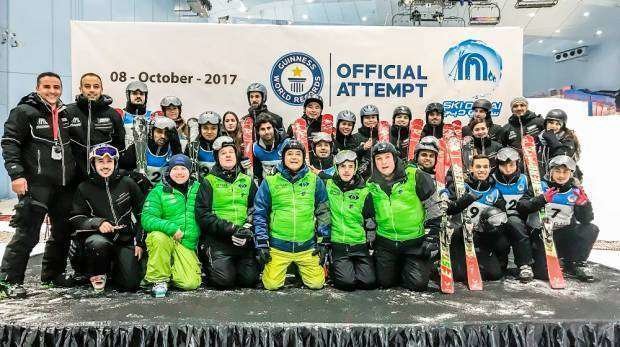 Algunos de los esquiadores que han logrado el récord Guinness con Ski Dubai.
