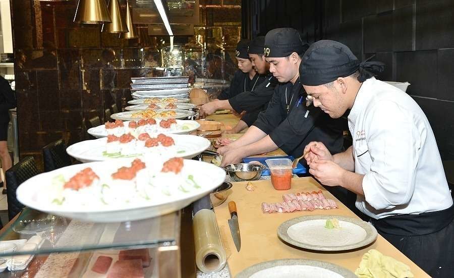 Profesionales de 99 Sushi Bar Abu Dhabi preparan los aplaudidos platos. (Manaf K. Abbas)
