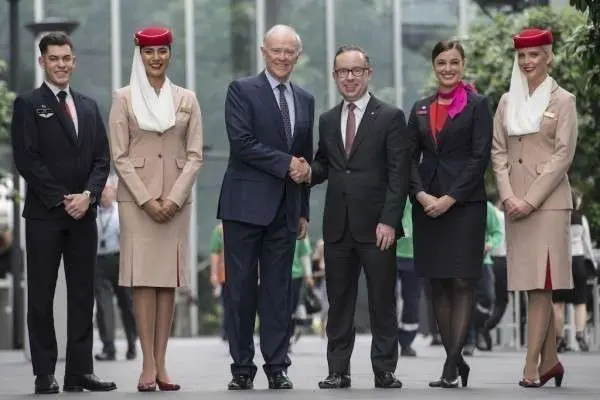 El presidente de Emirates, Tim Clark, y el CEO de Qantas, Alan Joyce, estrechan sus manos. (Emirates Group)