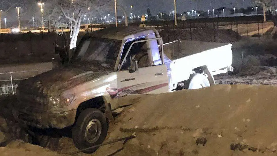 La camioneta conducida por el joven se atascó en una zanja.