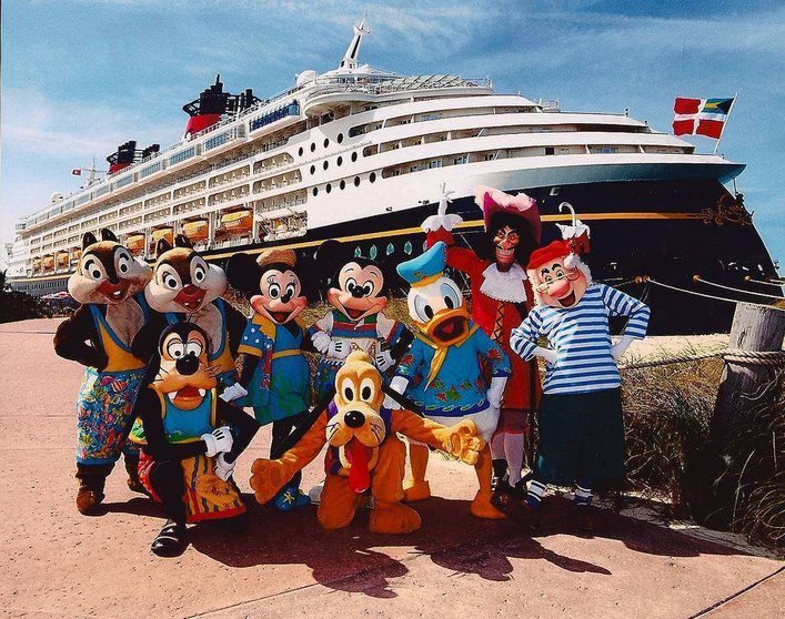 Un barco Disney con sus personajes.