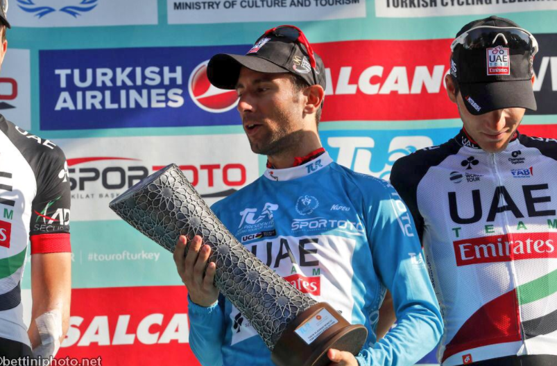 Diego Ulisi del UAE Team Emirates con el trofeo de la ronda turca.