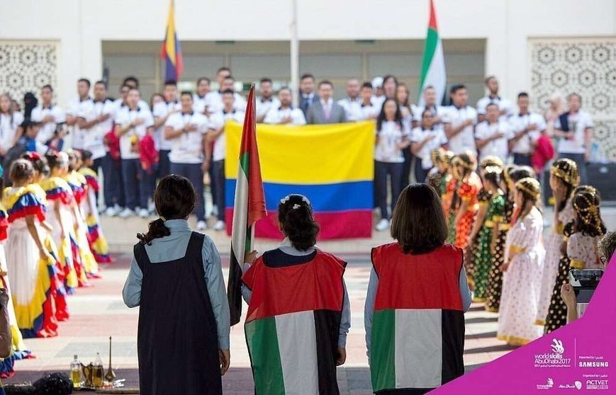 La delegación colombiana y estudiantes emiratíes escuchan los himnos de sus países en un solemne acto. (WorldSkills Abu Dhabi) 