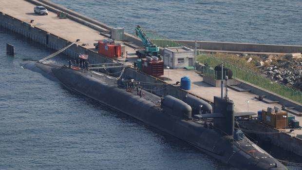 El submarino de propulsión nuclear USS Michigan del Ejército de EE.UU. entra en la base naval de Busan, Corea del Sur. (EFE)