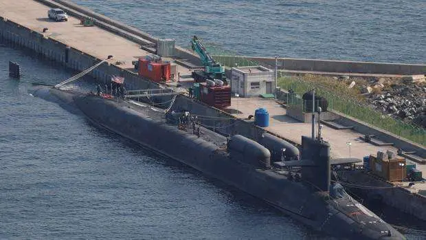 El submarino de propulsión nuclear USS Michigan del Ejército de EE.UU. entra en la base naval de Busan, Corea del Sur. (EFE)