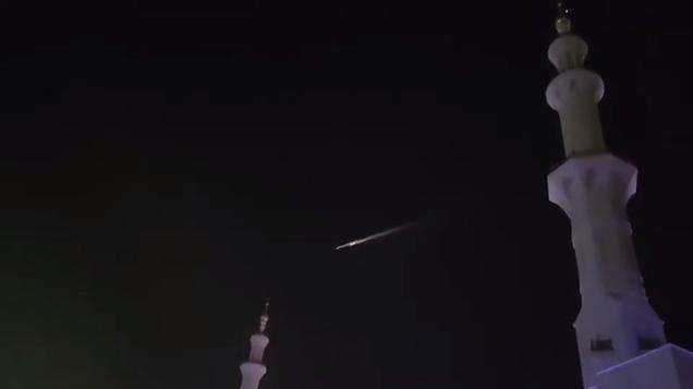 El meteorito surca el cielo de la Gran Mezquita Zayed de Abu Dhabi.
