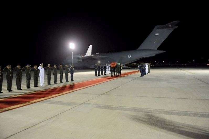 El cuerpo del militar fallecido llegó al aeropuerto de Al Bateen de Abu Dhabi.