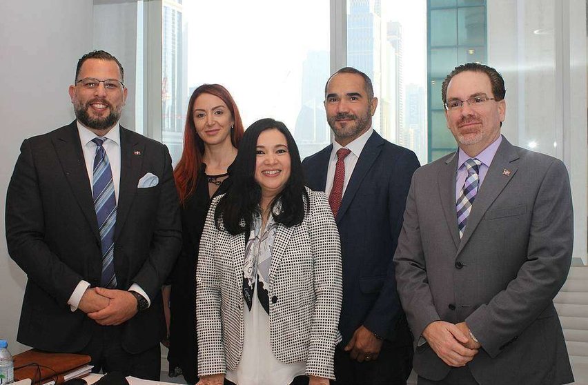 La viceministra de Turismo de República Dominicana -en el centro- posa en Dubai junto a representantes de la Embajada de su país en Emiratos Árabes y otros colaboradores. (EL CORREO)