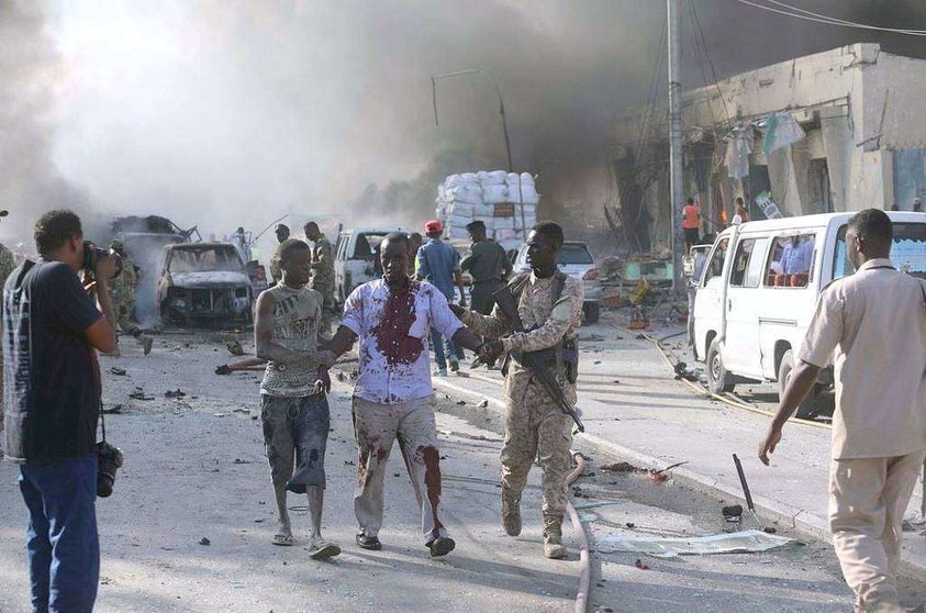 Herido camina ayudado por la calle tras el atentado en Mogadiscio.