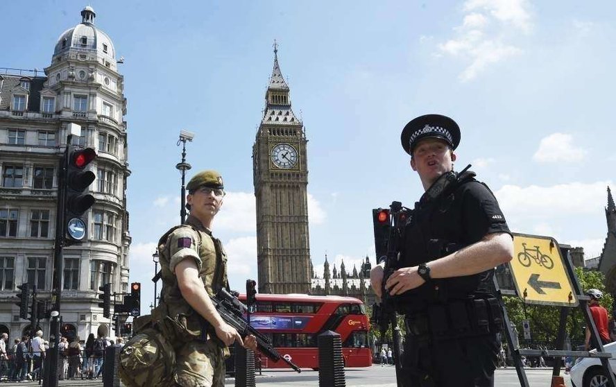 Un soldado y un policía británico vigilan cerca del Parlamento en Londres. (EFE)