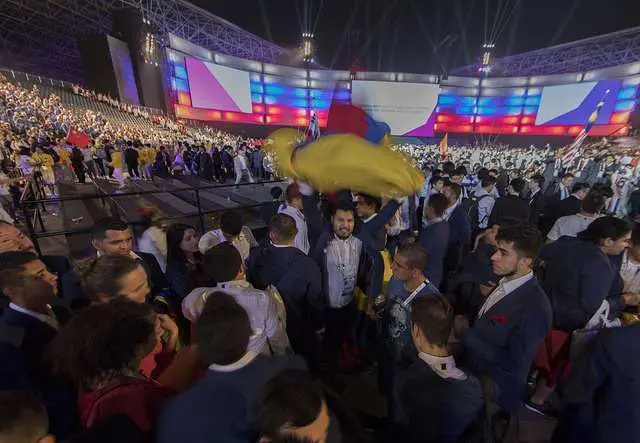 Miembros de la delegación colombiana durante la ceremonia de clausura de WorldSkills en Abu Dhabi. (SENA)