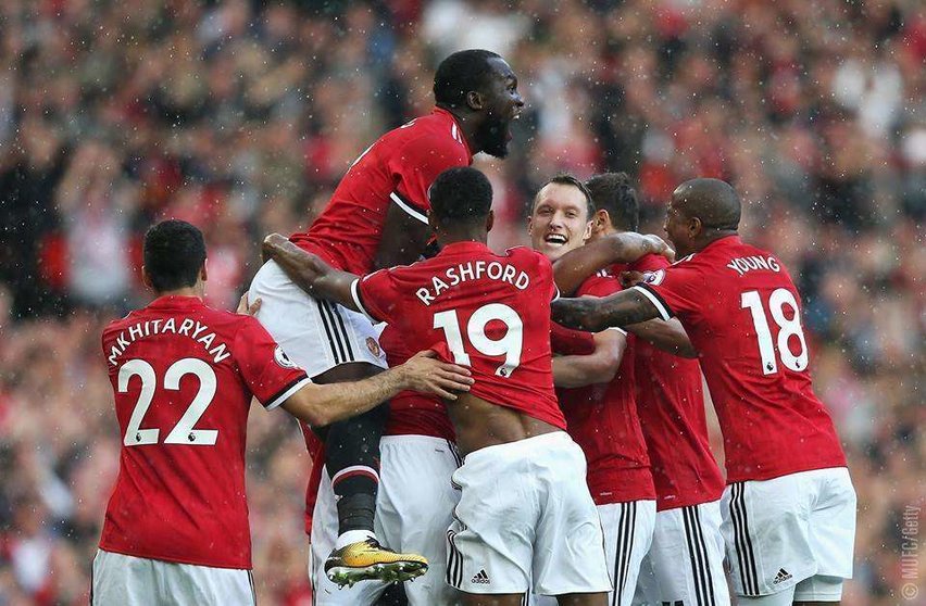 Jugadores del Machester United celebran una victoria. (Manchester United, Facebook)