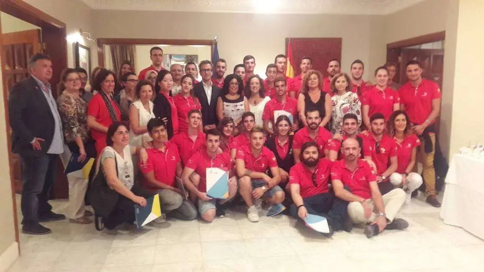 El embajador de España en Emiratos Árabes Unidos, Antonio Álvarez Barhe, rodeado por la delegación española que ha participado en WorldSkills en Abu Dhabi. (@EmbEspEAU)