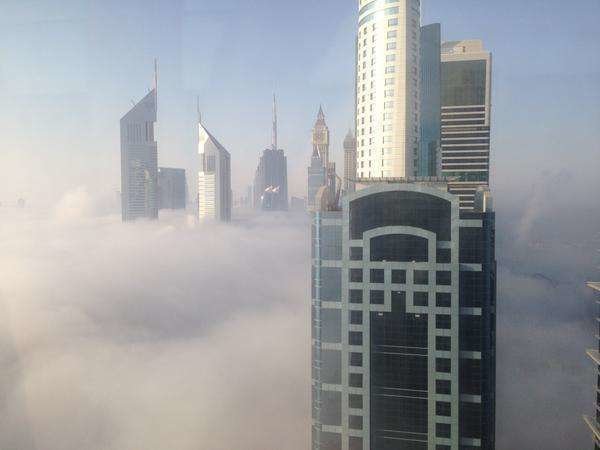 Niebla sobre Sheik Zayed Road en Dubai. (Twitter)