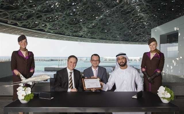 Un momento de la firma del acuerdo entre Etihad y el Louvre de Abu Dhabi.
