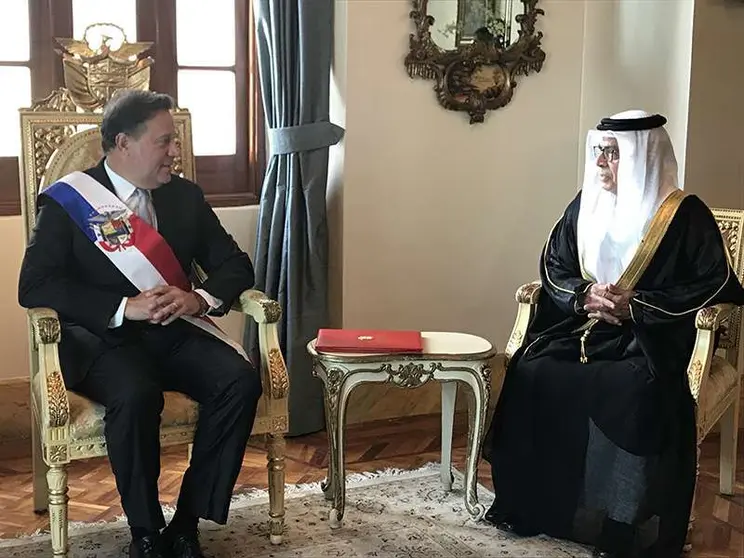 El presidente de Panamá, Juan Carlos Varela, y el embajador de Emiratos, Ibrahim Mohammed Al-Mansouri.