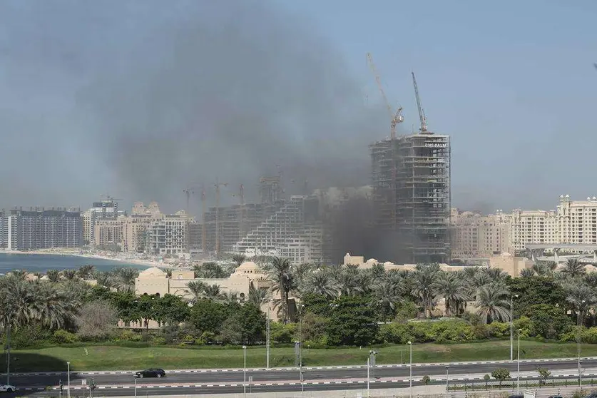 Imagen del humo sobre el área en construcción de La Palmera de Dubai. 