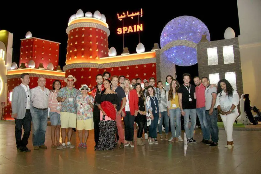 Foto de familia ante la portada de gran parte de quienes hacen posible esta temporada el Pabellón de España. (EL CORREO DEL GOLFO)