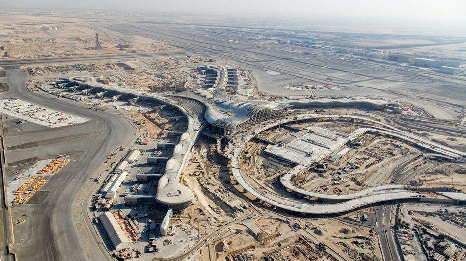 Obras de ampliación del aeropuerto de Abu Dhabi. (H.G. Esch)