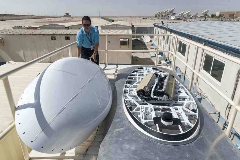 Un técnico de Yahsat inspecciona una de las pruebas realizadas en Abu Dhabi. (The National) 