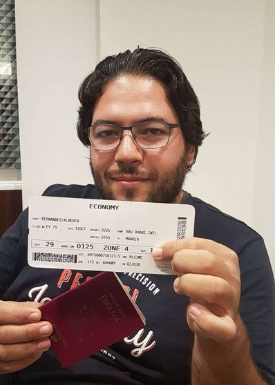 El deportista Alberto Fernández mostró en Twitter el billete de avión que puso fin a su incidente en Abu Dhabi.