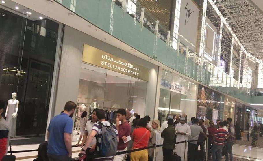 Numerosas personas acudieron a comprar en iPhone X en Dubai Mall. (Twitter @developar)
