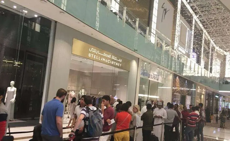 Numerosas personas acudieron a comprar en iPhone X en Dubai Mall. (Twitter @developar)