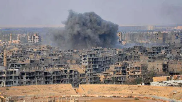 Aspecto de la ciudad de Deir Ezzor, tras los enfrentamientos este jueves entre el Ejército sirio y los yihadistas. (AFP)