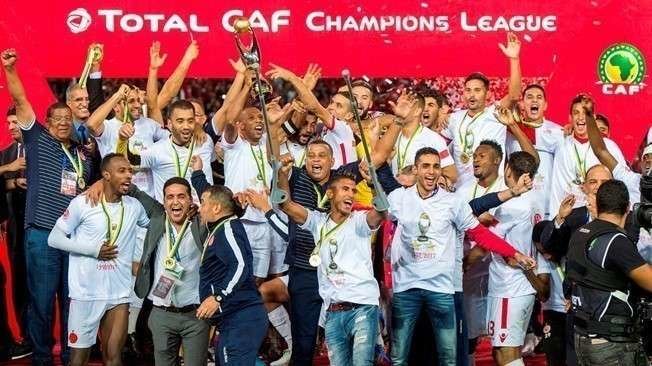En la imagen de AFP, el equipo Wydad Casablanca, tras proclamarse campeón.