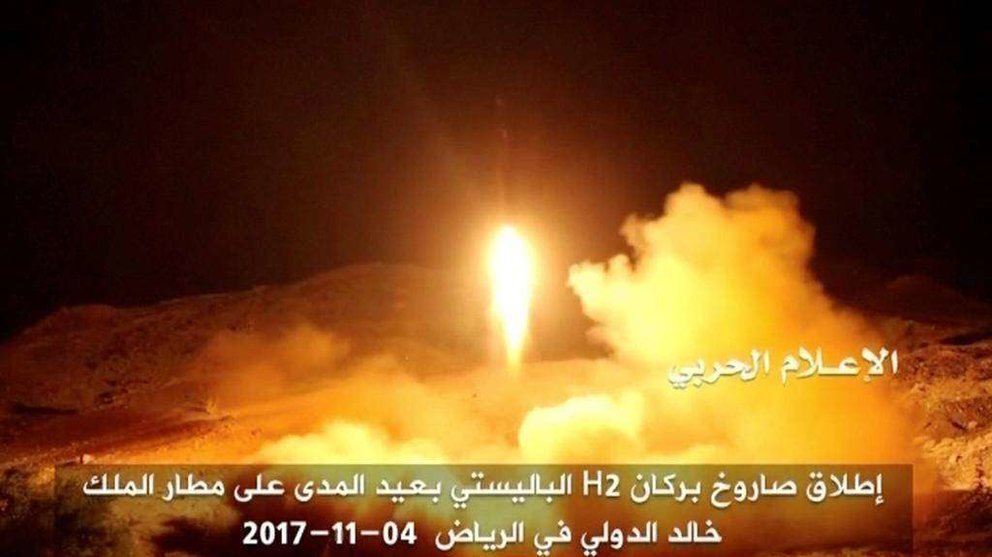 En la imagen de Reuters, el misil lanzado contra el Aeropuerto Internacional de Riad por los rebeldes hutíes.