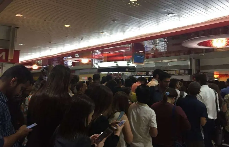 Largas colas de usuarios se produjeron en el Metro de Dubai. (Twitter)