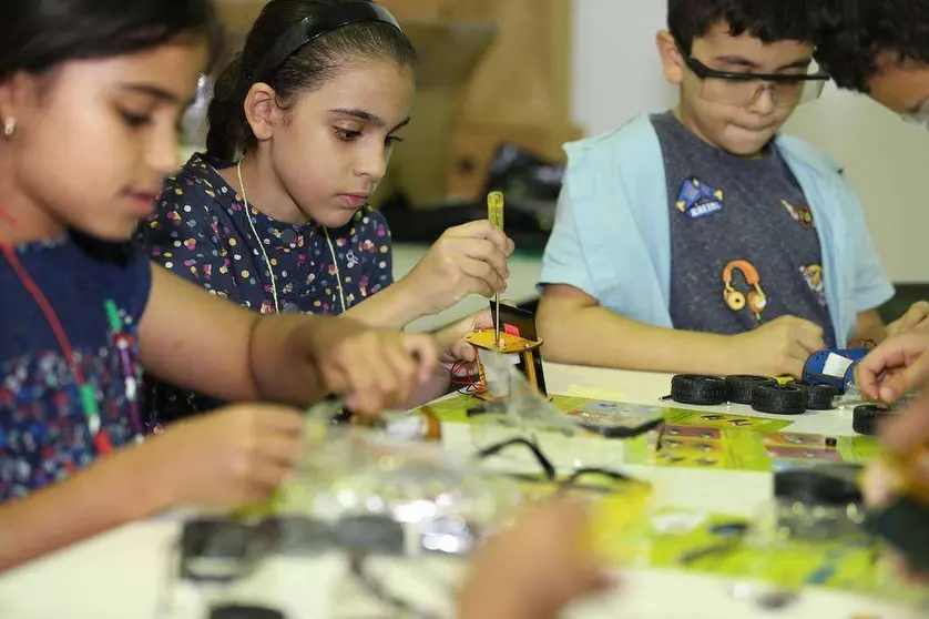 Los niños deben montar los coches con las piezas que les facilita la monitora del taller. (Cedida)