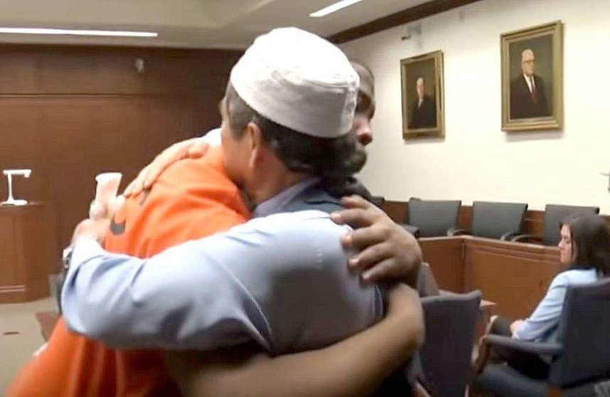 Momento en el que el padre musulmán abraza al sentenciado por la muerte de su hijo. (Ilmfeed)