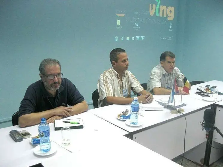 El doctor Hichem Sahli, coordinador por las Universidades Flamencas de  Bélgica -izquierda', y el doctor Hipólito Carvajal Fals, coordinador por la Universidad de Oriente de Cuba. (Sergio Martínez)