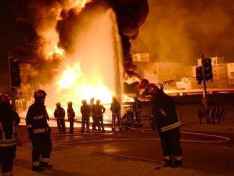 Bomberos ante las llamas en Barhéin. (Ministerio del Inteior)