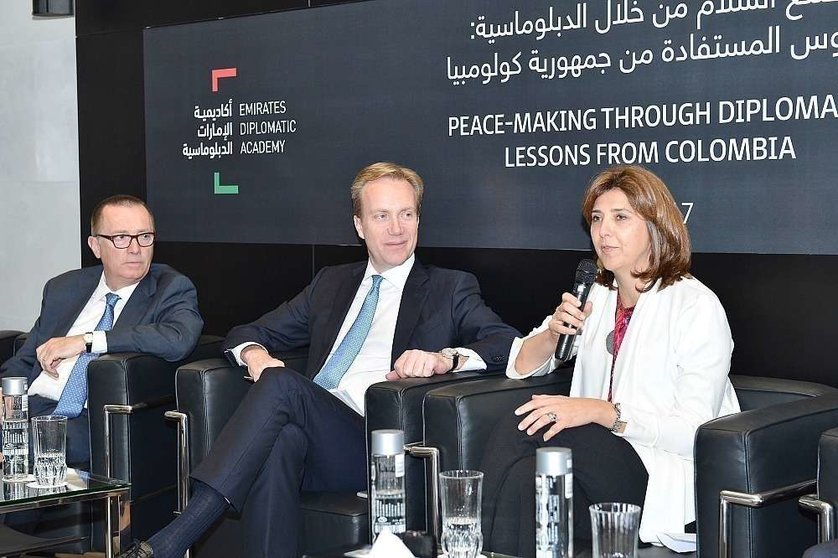 La canciller Holguín interviene en un panel en la Academia Diplomática de Emiratos en Abu Dhabi. (Manaf K. Abbas / EL CORREO)