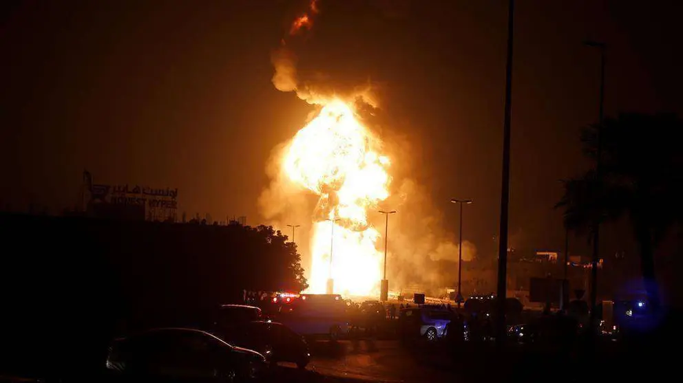 En la imagen de Reuters, el fuego en el oleoducto de Bahréin.