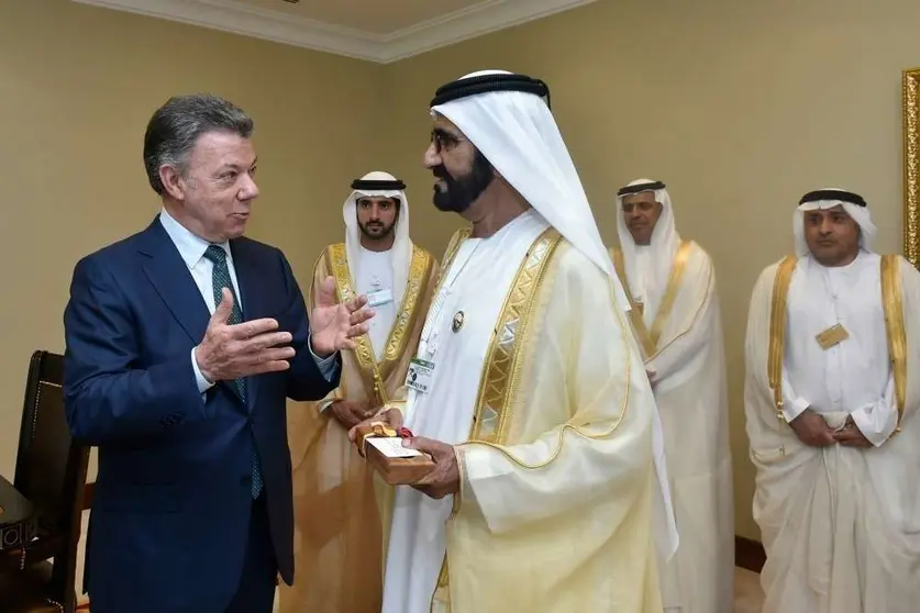 El presidente de Colombia conversa este domingo con el jeque Mohamed Bin Rashid Al Maktoum en presencia del jeque Hamdan. (César Carrión)