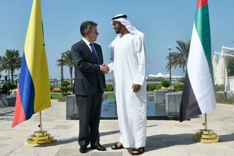 El presidente de Colombia y el príncipe heredero de Abu Dhabi se estrechan la mano en la Corniche de la capital de Emiratos Árabes. (Nelson Cárdenas)