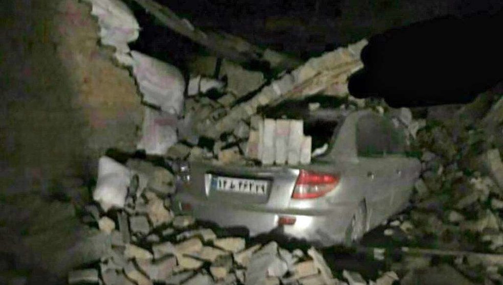 Una imagen de archivo de un coche aplastado por un derrumbe en un terremoto en Irán. (Youtubia)