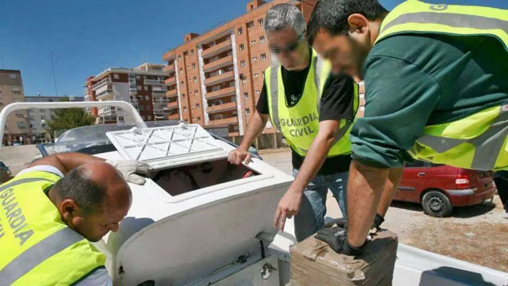 Agentes antinarcóticos de la Guardia Civil española. (EFE)