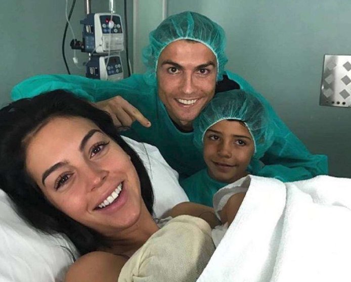 Cristiano Ronaldo subió a su perfil de Twitter una foto de familia.